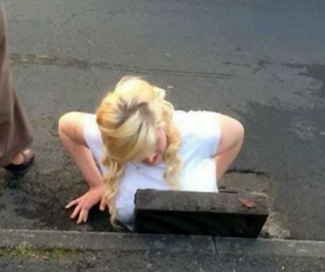 Şi-a scăpat iPhone-ul în canalizare, a intrat după el şi a rămas blocată | GALERIE FOTO