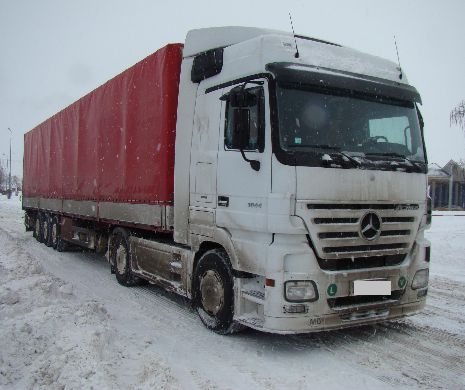Suceava: Mai multe tiruri, blocate pe DN 17A, din cauza zăpezii