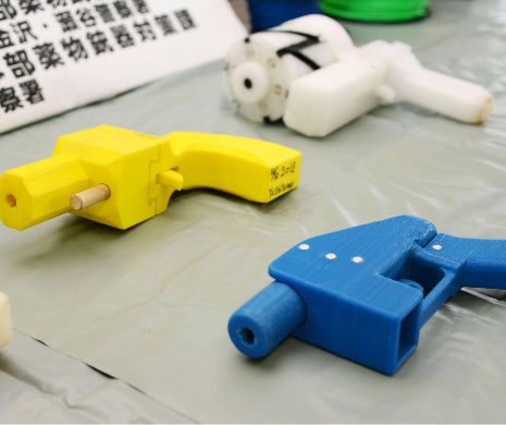A fost arestat după ce şi-a făcut pistoale funcţionale cu imprimanta 3D | VIDEO