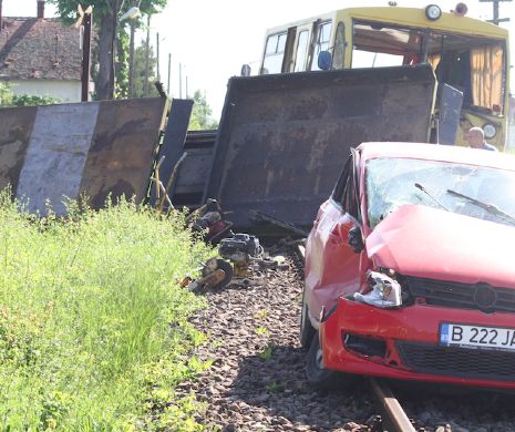 ACCIDENT. Circulație feroviară oprită după ce șoferul unui Logan s-a crezut mai tare decât garnitura de tren