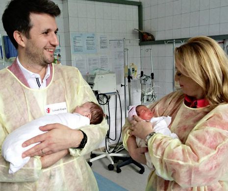 Andi Moisescu, într-o ipostază inedită la Maternitatea din Brașov