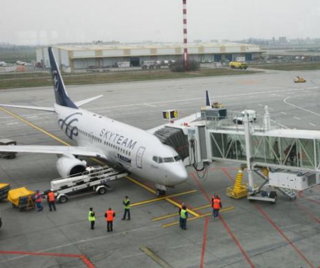 Aterizare de urgenţă pe Aeroportul Otopeni. Unui pasager i s-a făcut rău