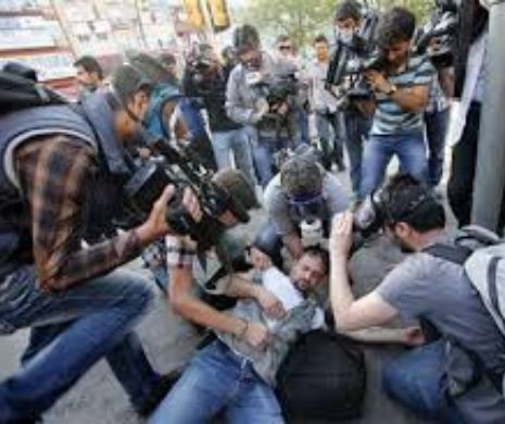 Chiar de 1 Mai: Violenţe la Istanbul. Sute de oameni s-au luat LA BĂTAIE