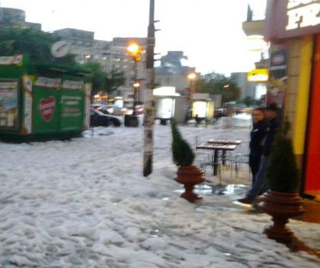 COD PORTOCALIU de INUNDAŢII în 12 judeţe. Bilanţul ploilor torenţiale: poduri distruse, sute de case inundate, străzi acoperite cu gheaţă în Capitală | GALERIE FOTO