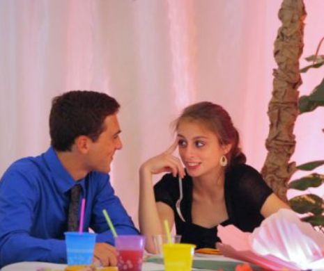 Cum arată o PETRECERE DE MORMONI: Fustele scurte sunt INTERZISE, distanţa trebuie păstrată