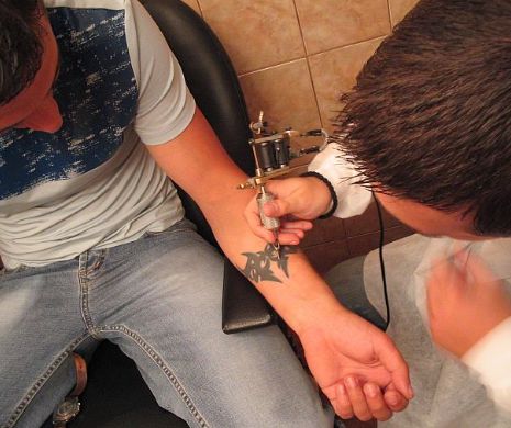 Curățenie în saloanele de tatuaj!