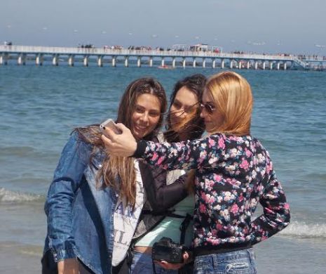 Distracţii pe litoral cu băutură, plajă şi băi în mare