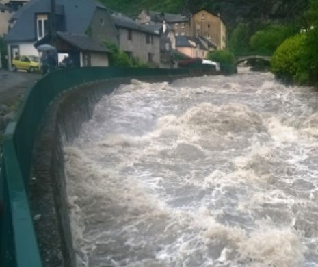 FURTUNĂ VIOLENTĂ în Franţa: Cel puţin o persoană a murit, iar 42.000 de locuinţe au rămas fără electricitate