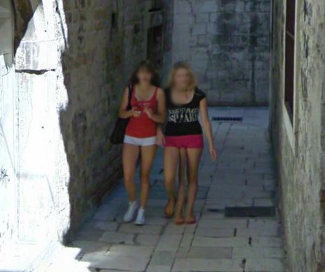 Imagini CIUDATE în GOOGLE STREET VIEW: Fata cu trei picioare, mașina suspendată, pisica extraterestră | GALERIE FOTO