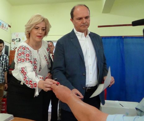 Îmbrăcată în costum popular, Corina Creţu a votat "pentru depăşirea austerităţii"
