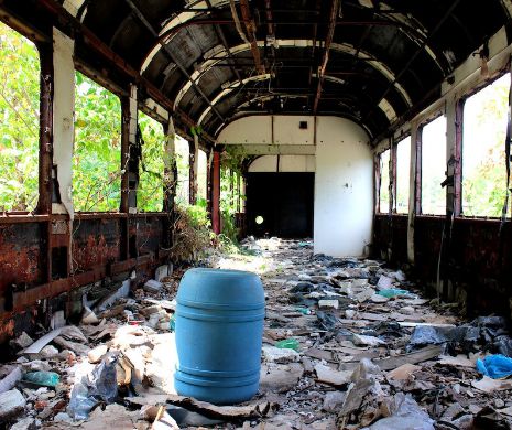 Lăsate în PARAGINĂ. Cimitirul de VAGOANE din Bucureşti | GALERIE FOTO
