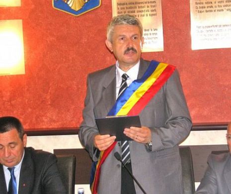 O funcționară din Primăria Râmnicu Vâlcea și-a cumpărat trei apartamente dintr-un salariu de 1900 de lei