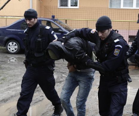 Patru traficanţi de migranţi pe rute spre Olanda şi Elveţia, reţinuţi de procurorii DIICOT. Cum acţiona reţeaua