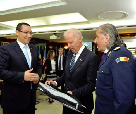 Ponta profită de Biden pentru a-i face campanie lui Ilie Năstase. Tenismenul, chemat la guvern pentru a-i înmâna o rachetă lui Biden
