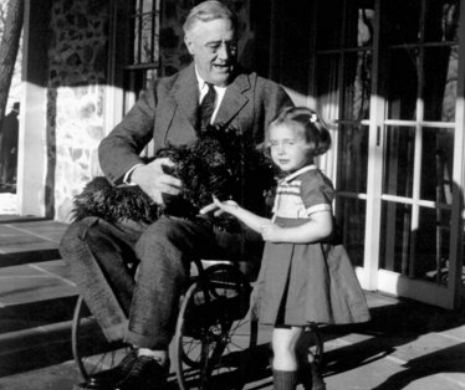 Preşedintele Franklin Roosevelt, deplasându-se FĂRĂ căruciorul cu rotile. Imagini rare | VIDEO