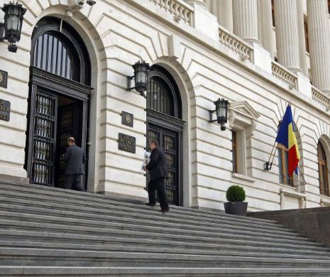 Românii pun deoparte bani albi pentru zile negre