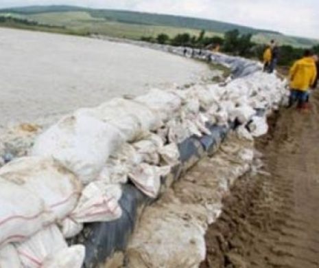 Sătenii unei comune din Argeş şi-au furat propriul dig de protecţie împotriva inundaţiilor