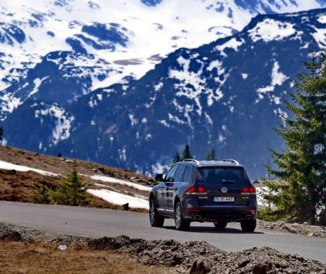 Strat de zăpadă de doi metri pe Transalpina. Drumul nu se va deschide mai devreme de 1 iunie