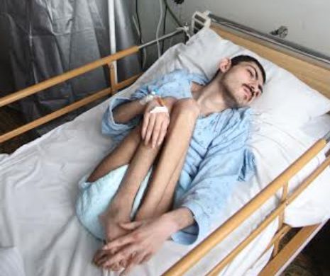 TERIFIANT. Tânăr ORB înfometat de frate. La 23 de ani cântărește 21 de kilograme. Ruda îi lua pensia de HANDICAP și îl încuia în casă