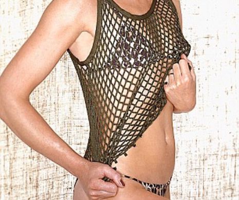 Arată PERFECT la vârsta de 52 de ani. Care este formula ei secretă | VIDEO