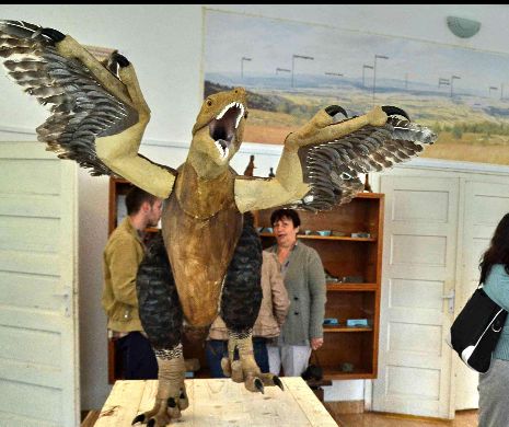 Balaurul bondoc a reapărut la Haţeg şi aşteaptă alţi dinozauri pitici