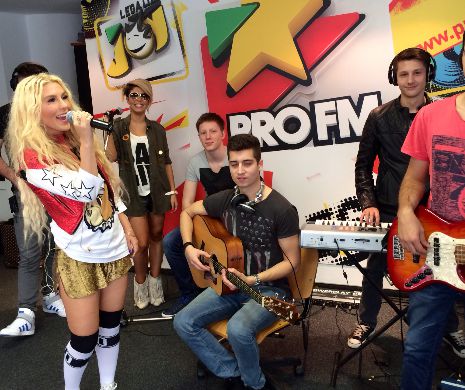 Cea mai sexy microbistă! Poartă jambiere, ține cu Argentina și cântă LIVE piesa “Autobronzant”!