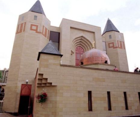 Condamnaţi la ÎNCHISOARE pentru că au aruncat cu SLĂNINĂ într-un lăcaș de cult. Se întâmplă într-o țară civilizată