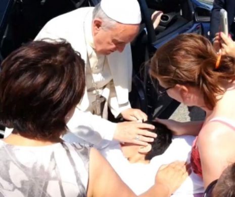 De 800 de ani nu s-a mai întâmplat asta. Filmuleţul care a răscolit lumea întreagă. Gestul uimitor făcut de un român către Papa Francesco. Reacţia Papei e uimitoare | VIDEO