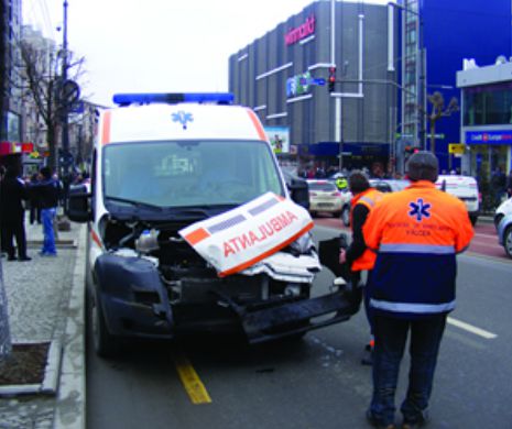 Două persoane transportate la spital. Ambulanţă acroşată de un autoturism