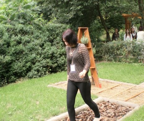 Grădina Senzorială, unică în România! Locuitorii unui oraș din țara noastră pot merge desculți printre plante aromatice