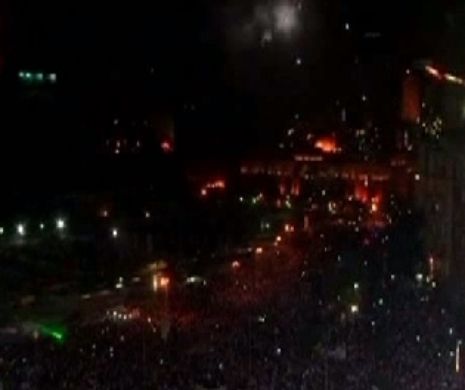 IMAGINI ȘOCANTE din Cairo. O femeie a fost filmată după ce fusese agresată sexual de activiștii din Piața Tahir