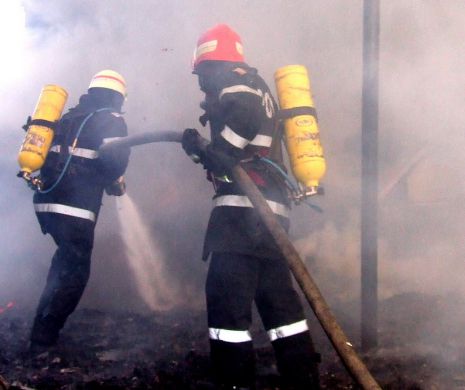 Incendiu puternic în Centrul Vechi. Un pompier a fost rănit
