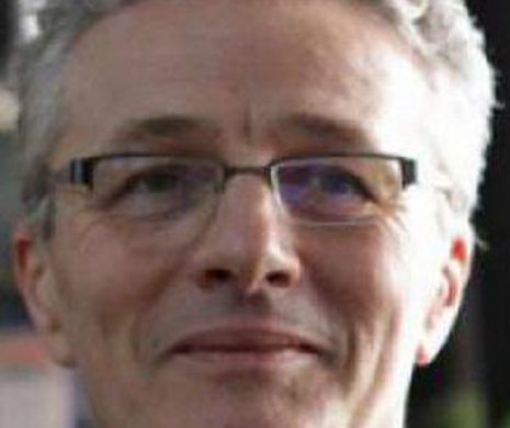 Ion Iliescu cu degetul în sus