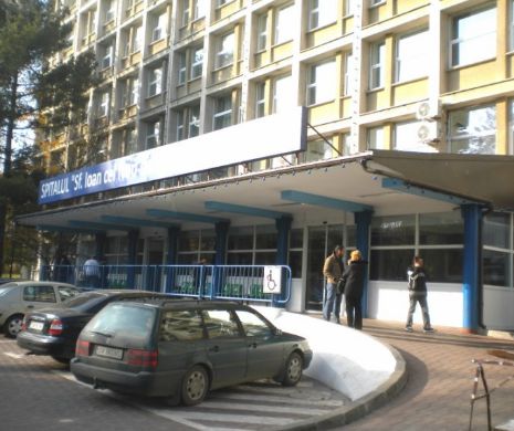 JOC PERICULOS în curtea școlii. Doi copii AU CĂZUT de la TREI METRI înălțime cu o schelă care s-a prăbușit după ce a fost zgâlțâită de doi colegi