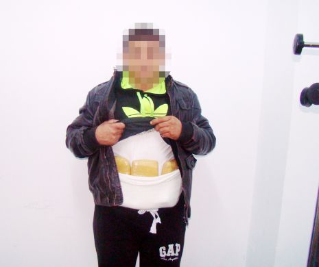 KILOGRAME de HEROINĂ ascunse la brâu. Căruș, plătit cu 20.000 de euro ca să le ducă în Anglia