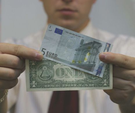 Leul continuă să se deprecieze în fața dolarului