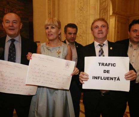 Protest al PMP cu ”bileţelul roz” înainte de şedinţa Parlamentului pentru demisia lui Băsescu