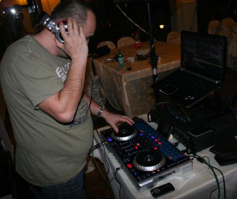 SEX MORTAL. Un DJ a murit în timpul unei partide de amor în mașina care s-a supraîncălzit