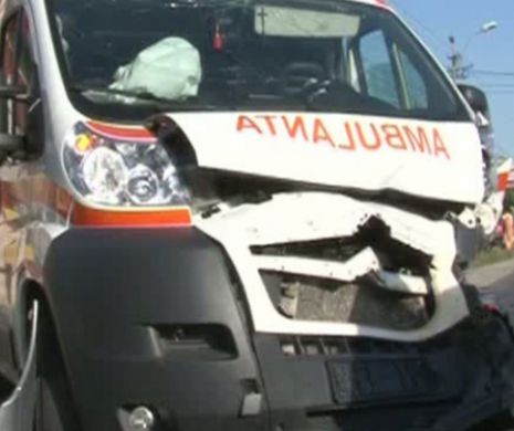 ȘOFER DE AMBULANȚĂ, prins BEAT LA VOLAN. Aproape 140 de conducători de autospeciale au fost AMENDAȚI