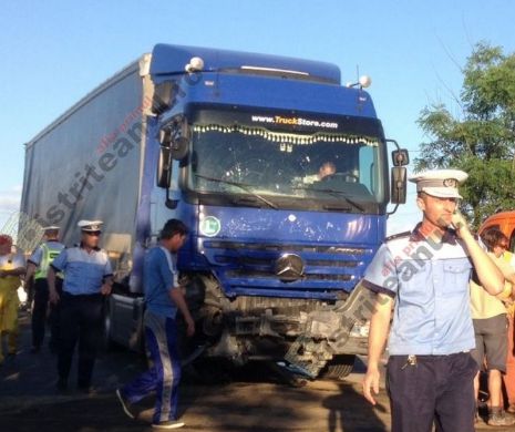Șoferul unui TIR a accidentat o ambulanță, omorând un bărbat și doi copii