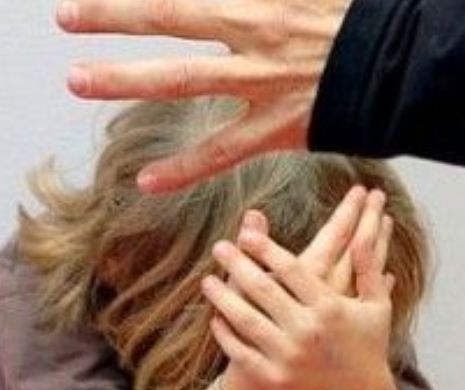 Un părinte din cinci este convins că bătaia e ruptă din rai