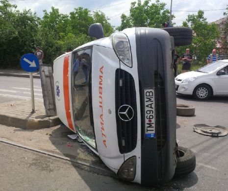 Un VITEZOMAN de 18 ani cu BMW a răsturnat o Ambulanță