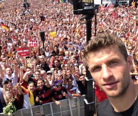 A făcut selfi e împreună cu 500.000 de suporteri în extaz