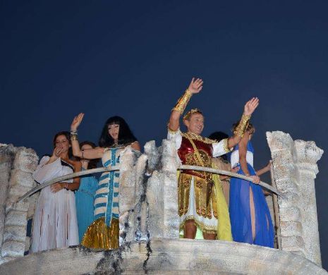 A început Carnavalul Mamaia !! “Muritorii” l-au admirat pe “măritul” Cezar - Radu Mazăre