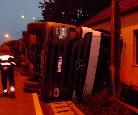 ACCIDENT pe DN 6. Un TIR s-a răsturnat și a intrat într-o casă