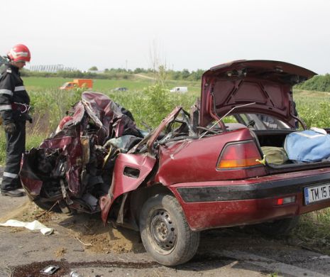 Accident teribil. Un AUTOBUZ plin cu călători s-a izbit brutal de o mașină