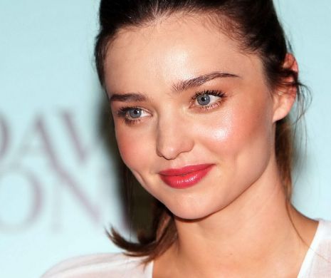 Această FRUMOASĂ a fost văzută ieşind în fugă din locuinţă. “Mă snopea în bataie” | VIDEO