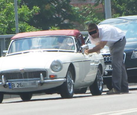 Ce a putut sa pateasca un milionar din Romania, dupa ce s-a urcat la volanul masinii sale de epoca! Totul a fost filmat