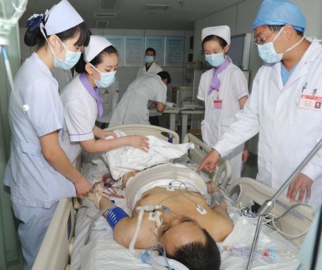 Cea mai mare tumoare din lume, de 110 KILOGRAME, a fost extirpată de pe şoldul unui chinez. Bărbatul nu se mai putea ridica, din cauza afecţiunii