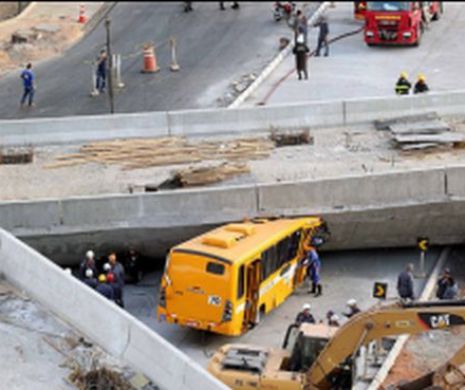 Cel puţin un mort şi mai mulţi răniţi în urma prăbuşirii unei pasarele pe o şosea în Brazilia